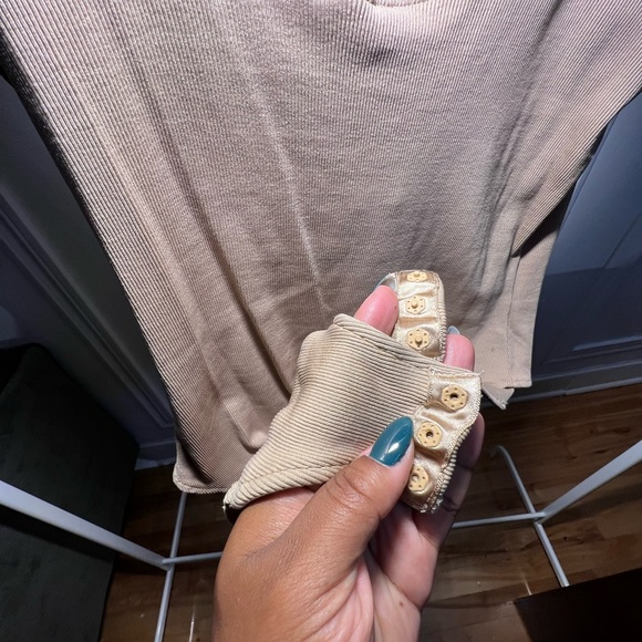 CREAM BODYSUIT // H&M// size medium can fit large - Picture 5 of 6